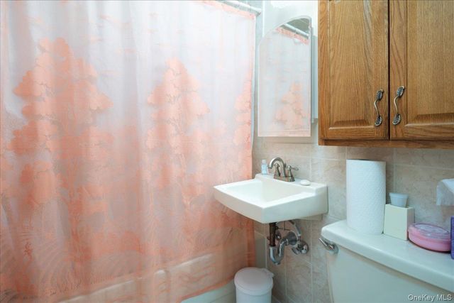 8 Park Circle N, Farmingdale, NY 11735