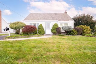 8 Park Circle N, Farmingdale, NY 11735