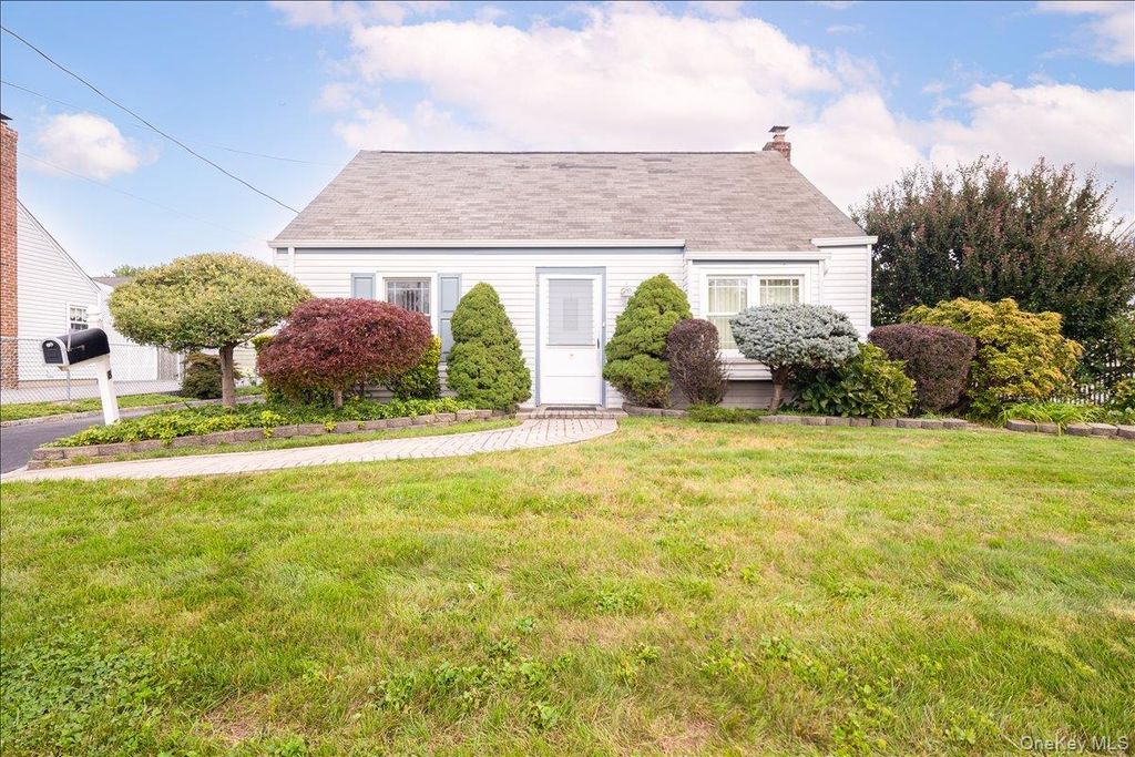 8 Park Circle N, Farmingdale, NY 11735