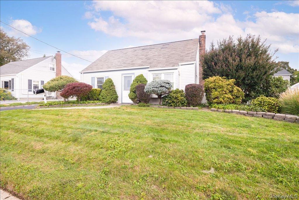 8 Park Circle N, Farmingdale, NY 11735 — photo 3