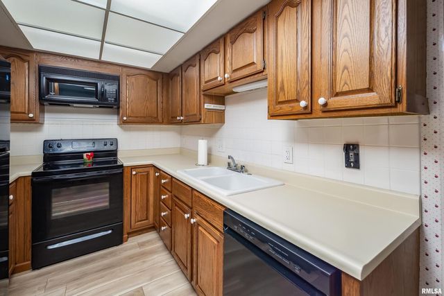 4554 BUNKER HILL Drive, Bettendorf, IA 52722