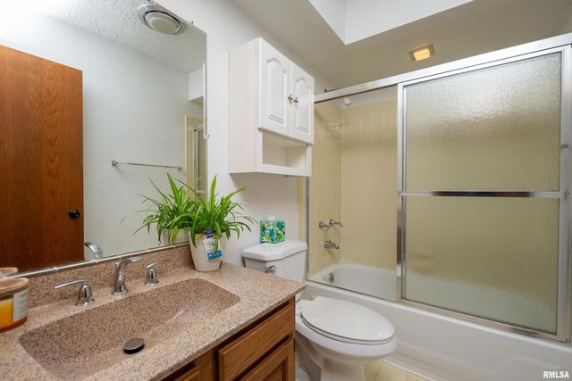 4554 BUNKER HILL Drive, Bettendorf, IA 52722