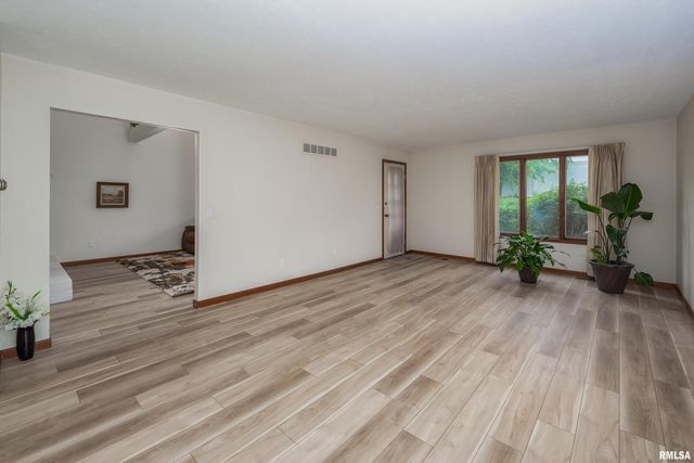 4554 BUNKER HILL Drive, Bettendorf, IA 52722