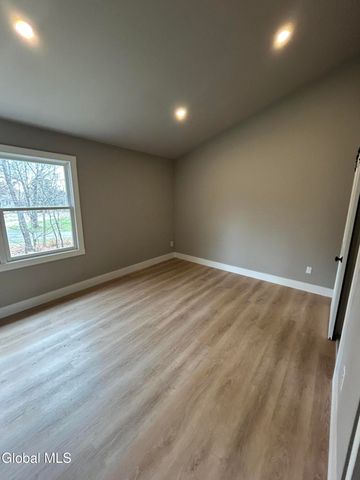 24 Minuteman Court, Halfmoon, NY 12065