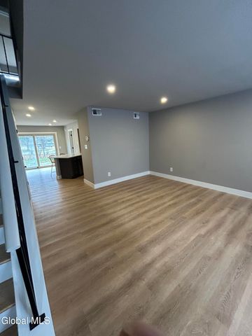 24 Minuteman Court, Halfmoon, NY 12065