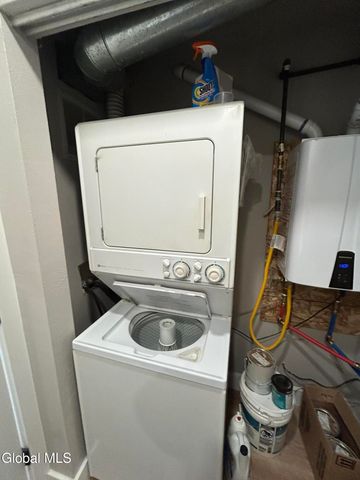 24 Minuteman Court, Halfmoon, NY 12065