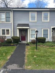 24 Minuteman Court, Halfmoon, NY 12065