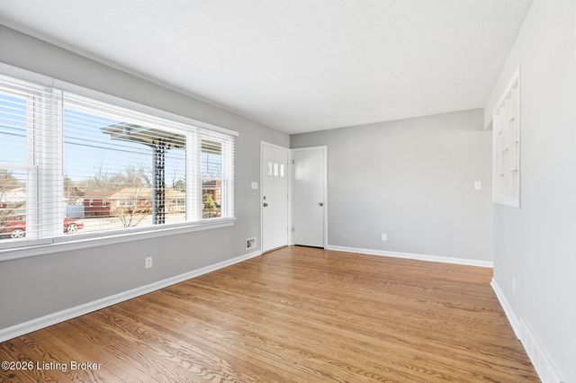 6210 Apex Dr, Louisville, KY 40219