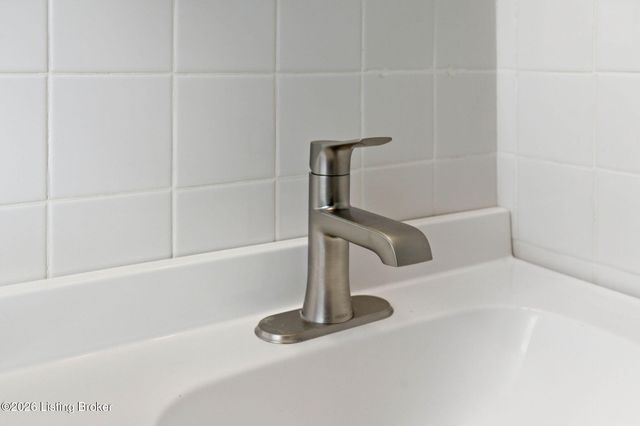 6210 Apex Dr, Louisville, KY 40219