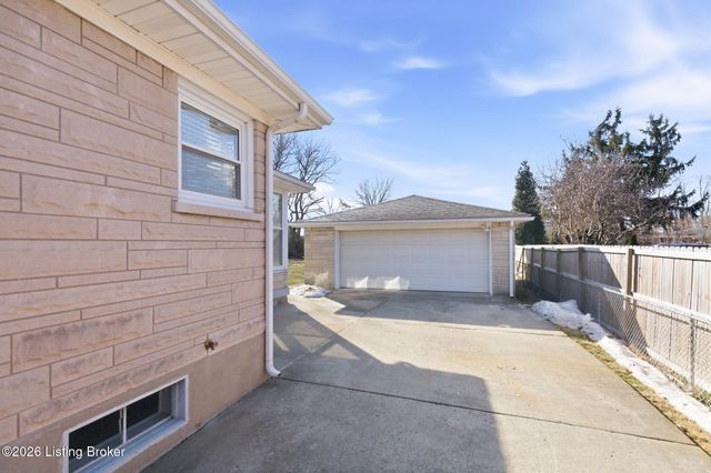 6210 Apex Dr, Louisville, KY 40219