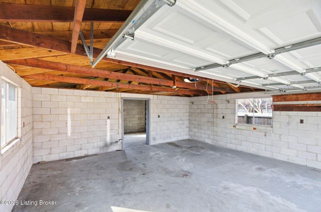 6210 Apex Dr, Louisville, KY 40219