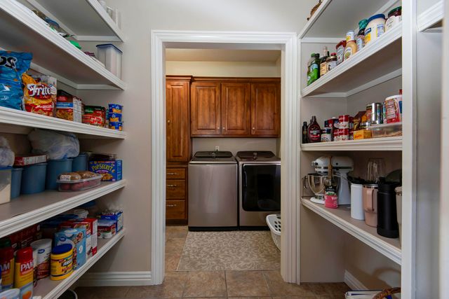 1639 E Oak Creek Street, Springfield, MO 65804