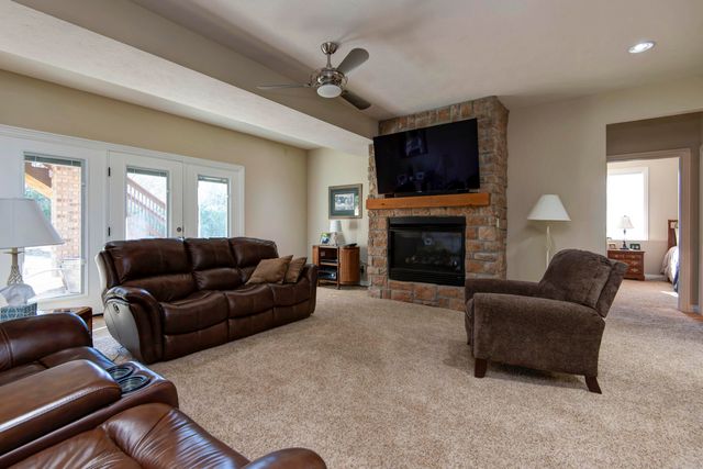 1639 E Oak Creek Street, Springfield, MO 65804