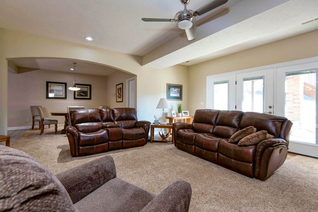 1639 E Oak Creek Street, Springfield, MO 65804