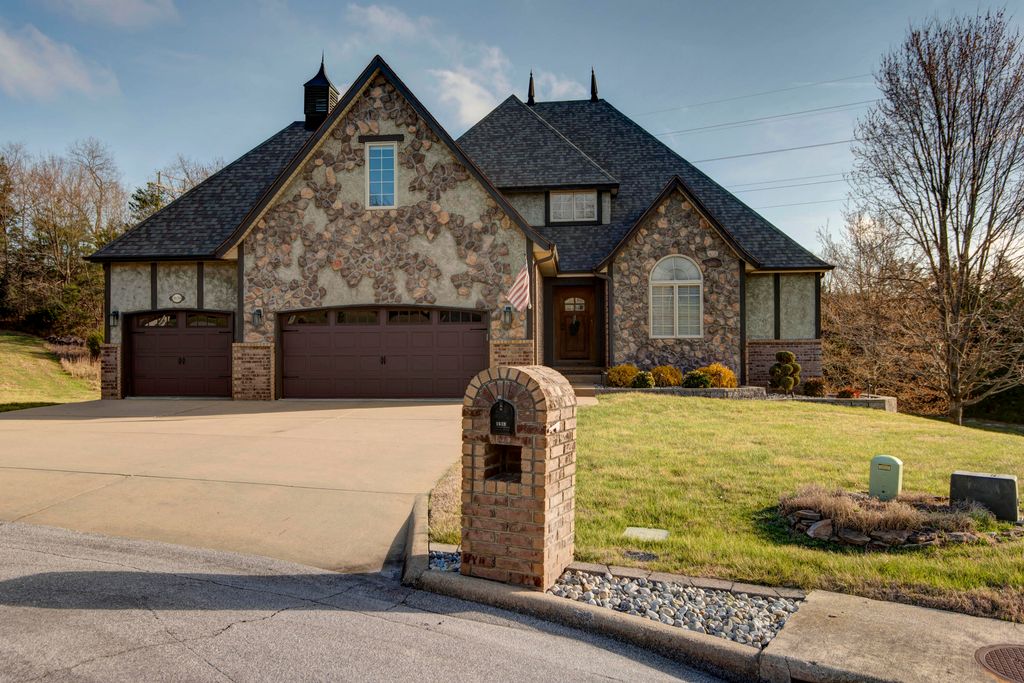 1639 E Oak Creek Street, Springfield, MO 65804