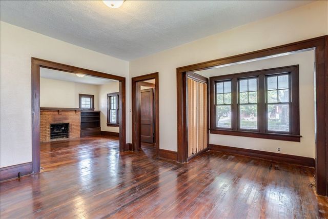 321 S Chautauqua Ave, Wichita, KS 67211