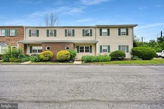 1360 BLUE JAY DR, Lancaster, PA 17601
