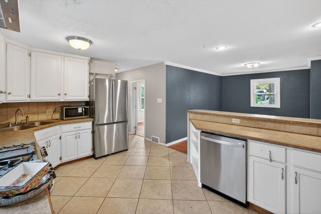 1328 Merle Hay Road, Des Moines, IA 50311