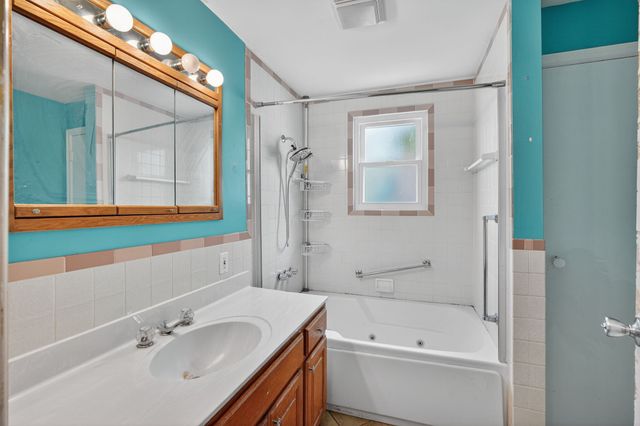 1328 Merle Hay Road, Des Moines, IA 50311