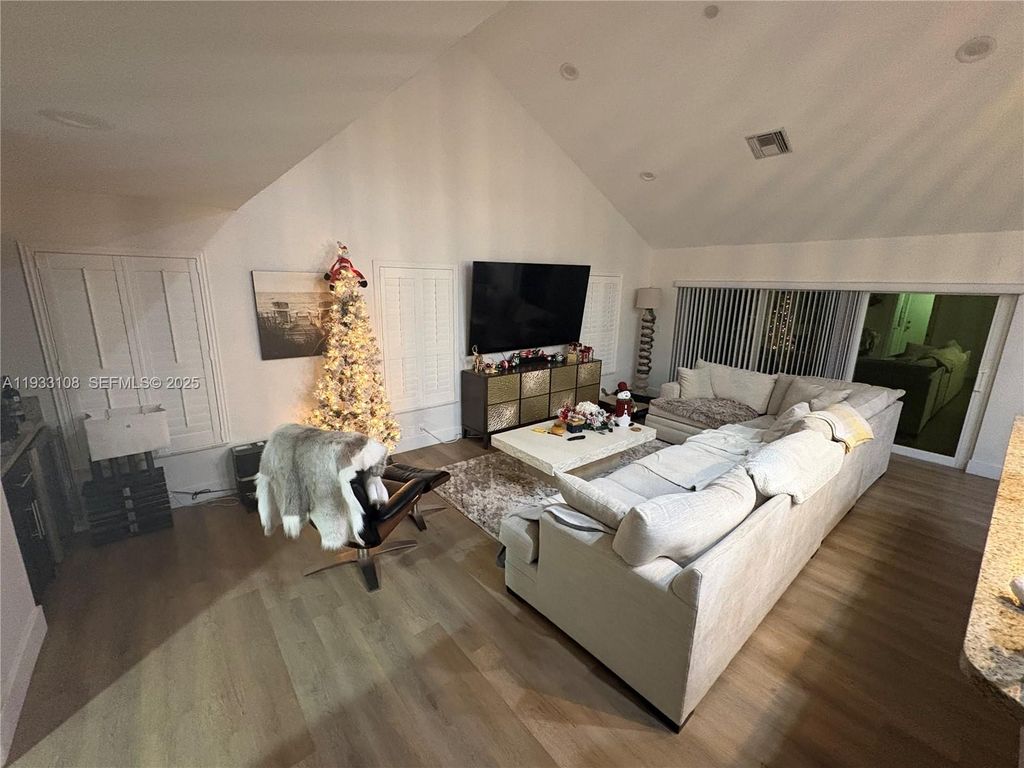 Image 15 of property listing at 8265 SW 176th Ter, Palmetto Bay, FL 33157