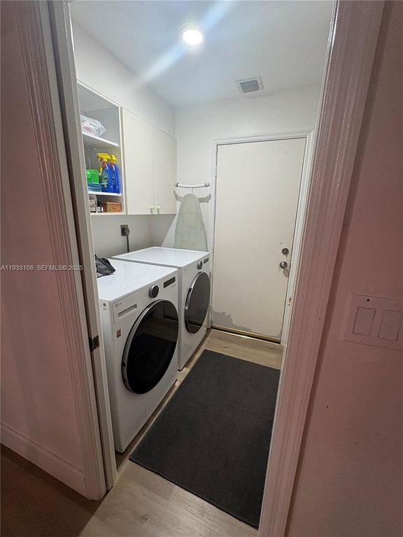 Image 16 of property listing at 8265 SW 176th Ter, Palmetto Bay, FL 33157