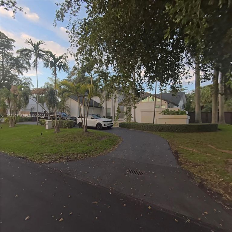 Image 2 of property listing at 8265 SW 176th Ter, Palmetto Bay, FL 33157