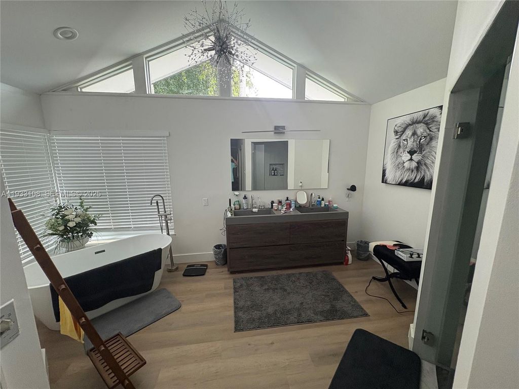 Image 7 of property listing at 8265 SW 176th Ter, Palmetto Bay, FL 33157