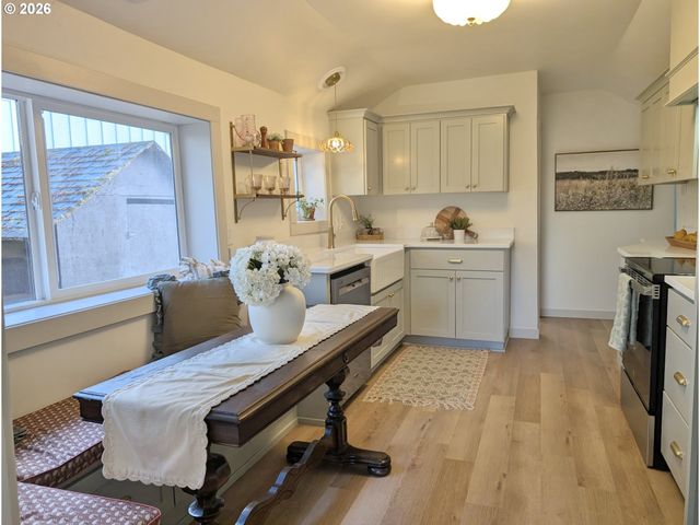 617 N GRANT St, Newberg, OR 97132