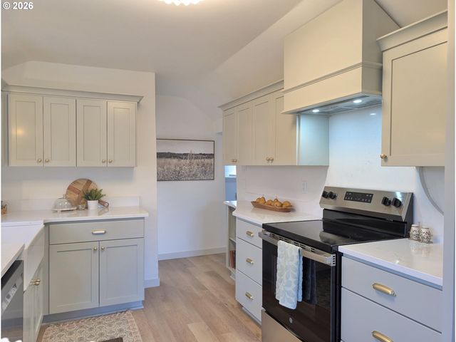 617 N GRANT St, Newberg, OR 97132
