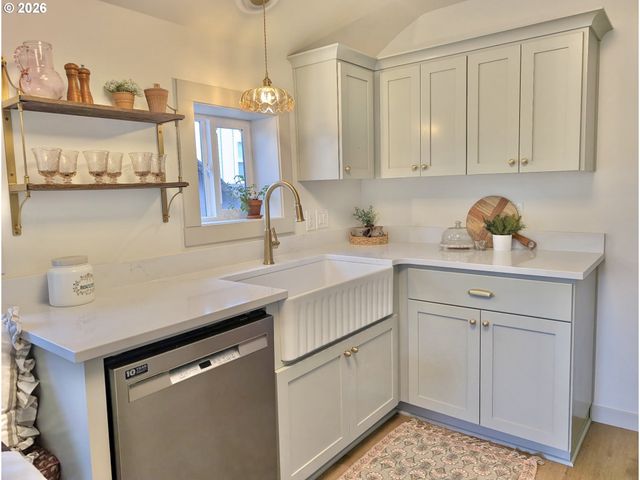 617 N GRANT St, Newberg, OR 97132