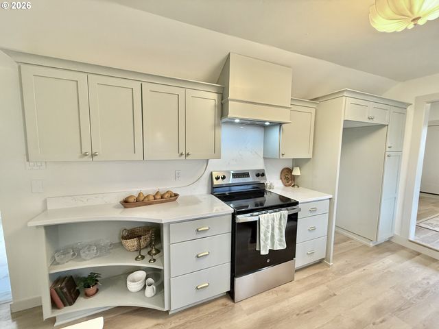 617 N GRANT St, Newberg, OR 97132
