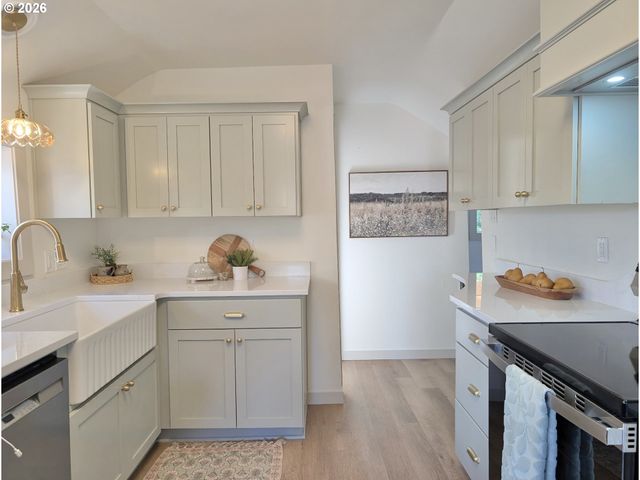 617 N GRANT St, Newberg, OR 97132