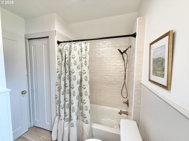 617 N GRANT St, Newberg, OR 97132