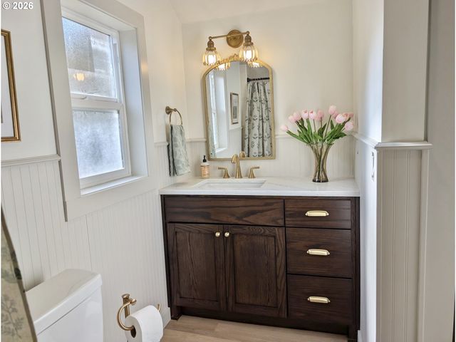 617 N GRANT St, Newberg, OR 97132