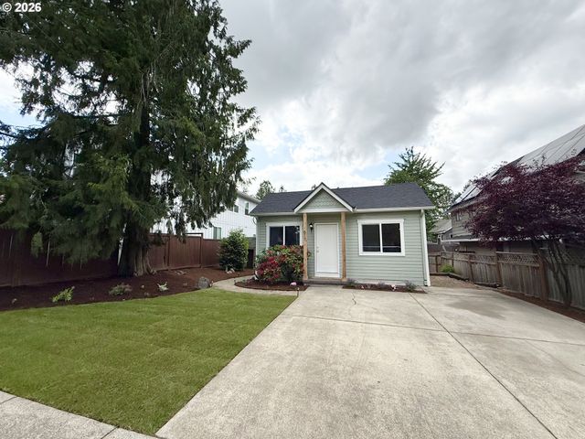 617 N GRANT St, Newberg, OR 97132