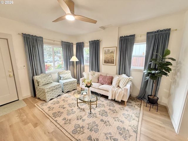 617 N GRANT St, Newberg, OR 97132