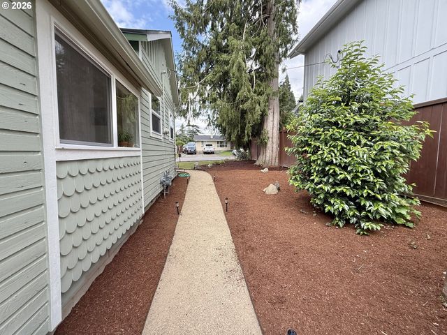 617 N GRANT St, Newberg, OR 97132