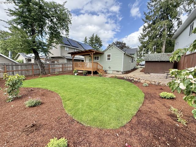 617 N GRANT St, Newberg, OR 97132