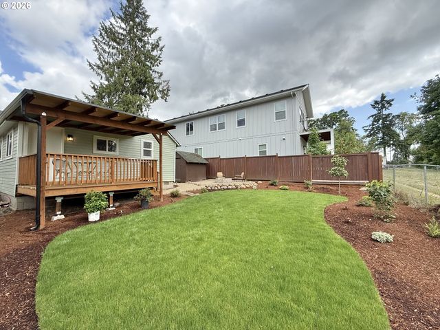 617 N GRANT St, Newberg, OR 97132