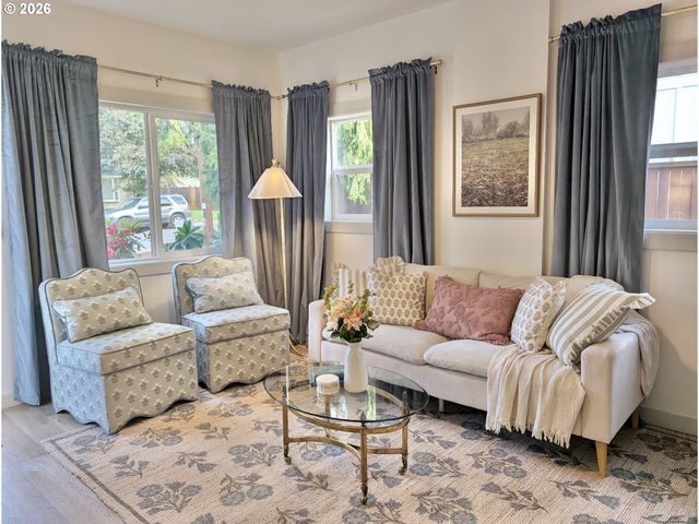 617 N GRANT St, Newberg, OR 97132