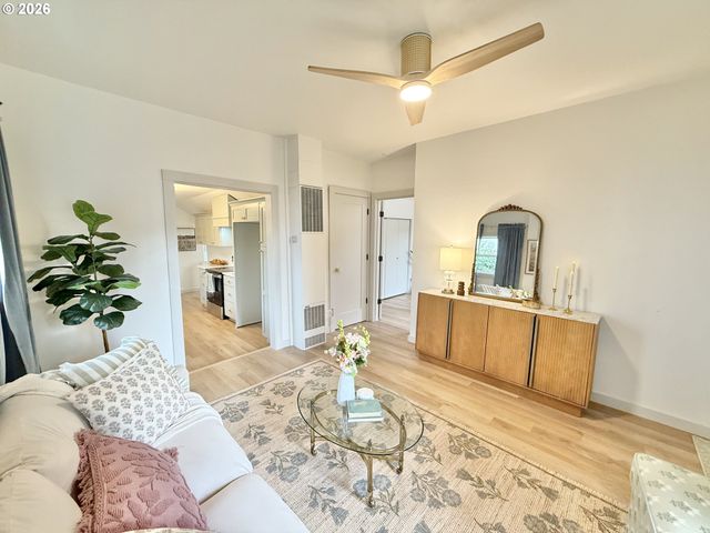 617 N GRANT St, Newberg, OR 97132