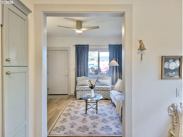 617 N GRANT St, Newberg, OR 97132