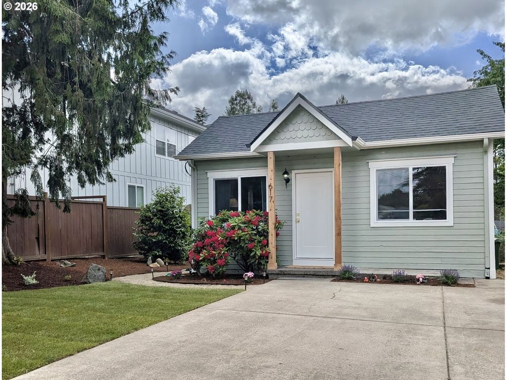 617 N GRANT St, Newberg, OR 97132