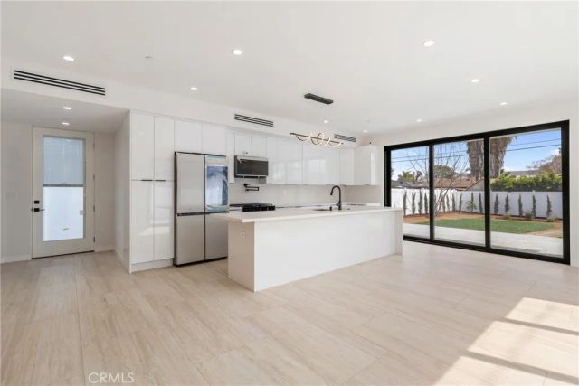 6830 N Lubao Avenue, Winnetka, CA 91306