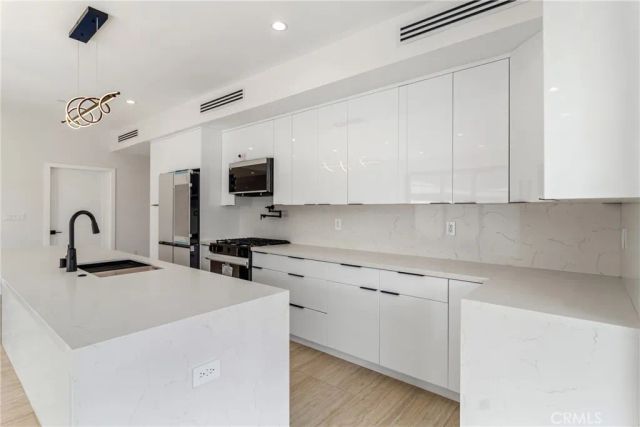 6830 N Lubao Avenue, Winnetka, CA 91306
