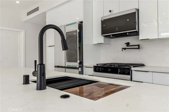 6830 N Lubao Avenue, Winnetka, CA 91306