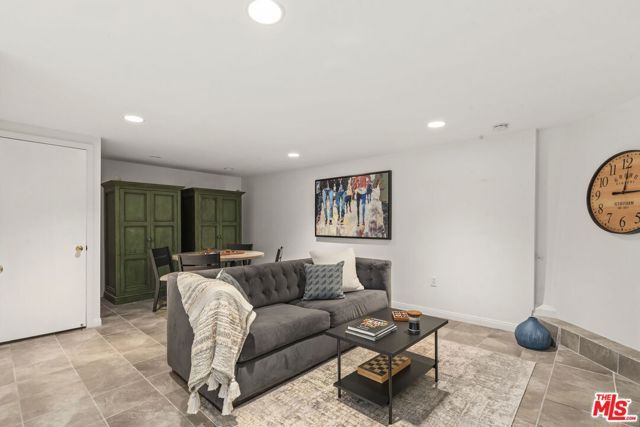 8135 Willow Glen Road, Los Angeles, CA 90046