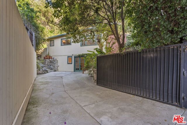 8135 Willow Glen Road, Los Angeles, CA 90046