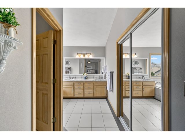 14445 CAMBRIA Ter, Oregon City, OR 97045