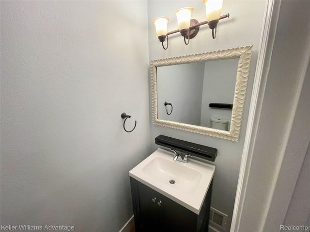 23594 N ROCKLEDGE, Novi, MI 48375